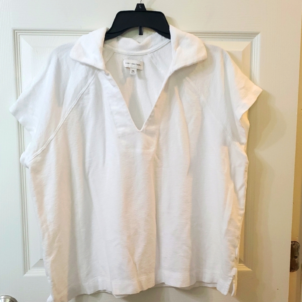 Free Assembly White V Neck Women Top. XXL